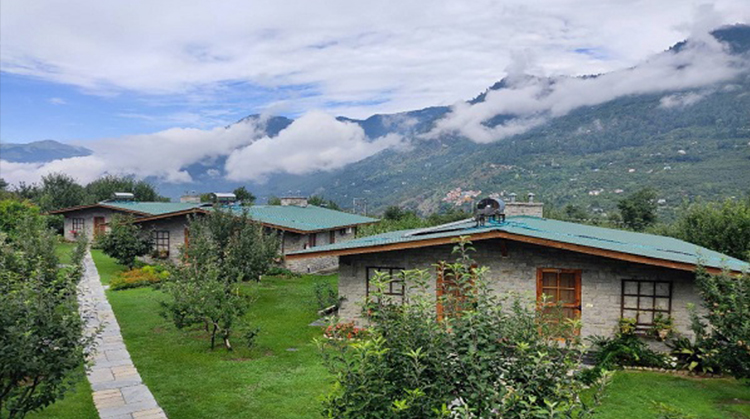 in-summer-months-larisa-resort-manali