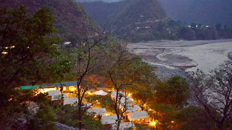 in-winter-months-banyan-by-the-ganges-devprayag